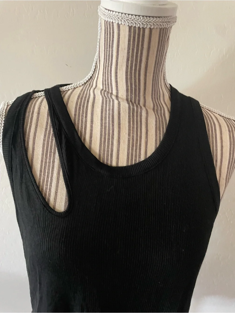 NWT ALO Yoga Ribbed Peak Tank in Black Size Small